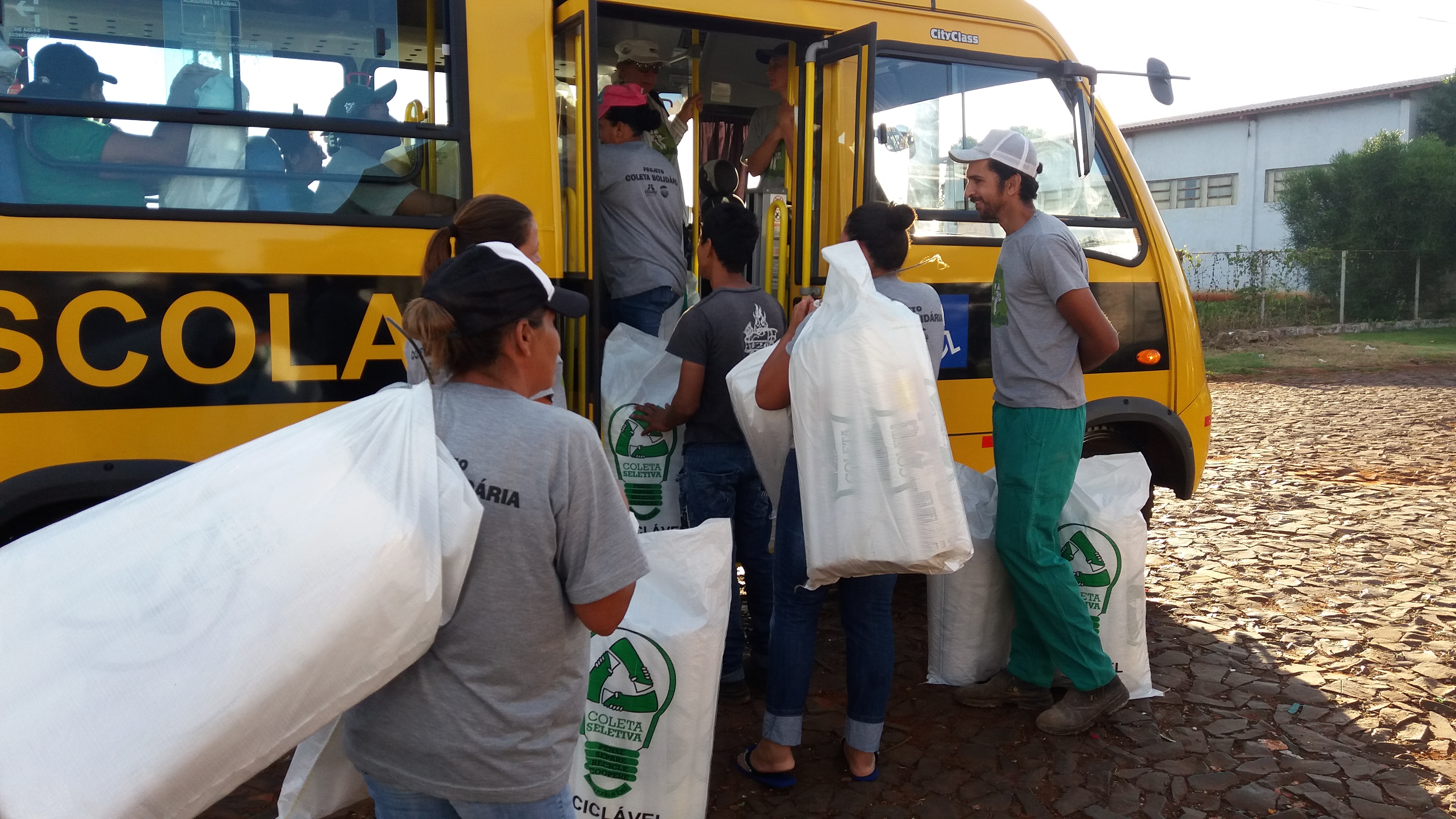 Entrega de bolsas e calendarios.jpg